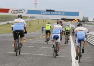 cykloštafeta na autodromu