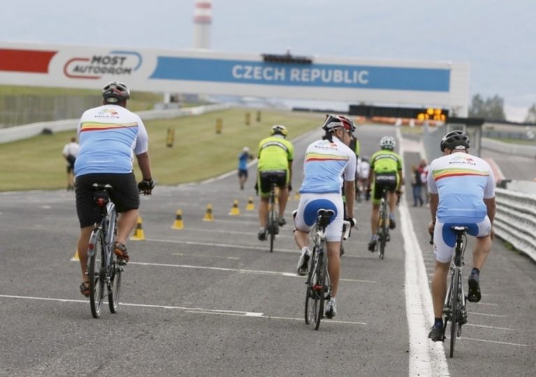 cykloštafeta na autodromu