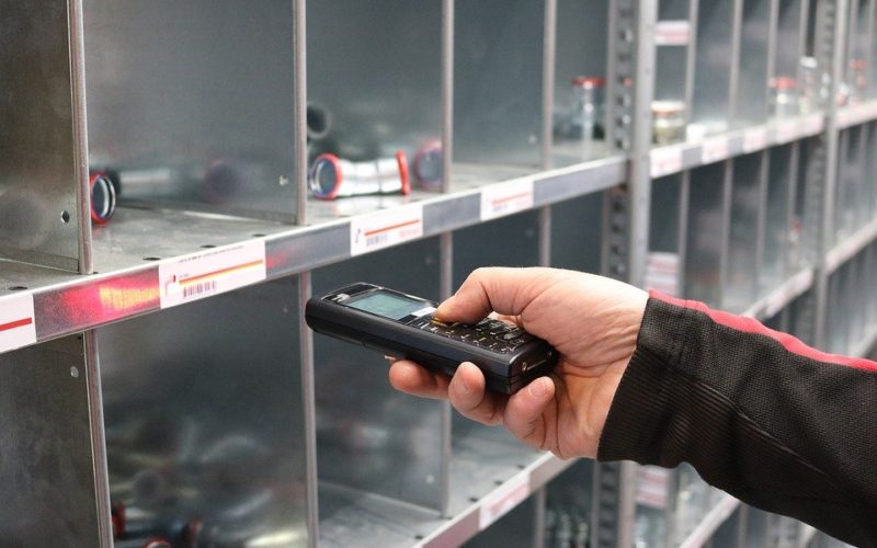 Regálové systémy si najdou využití doma i v práci