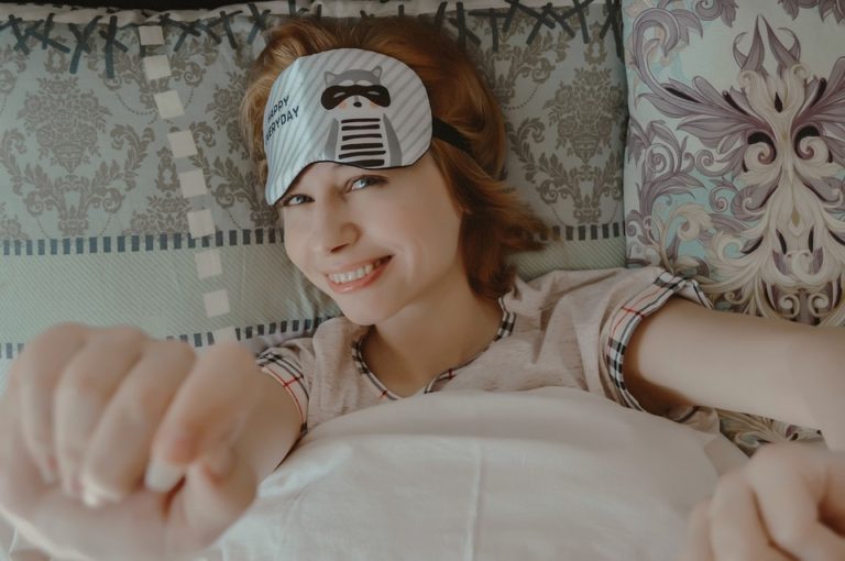 Proti vráskám lze bojovat různě. Pomoct může kolagen i spaní na zádech
