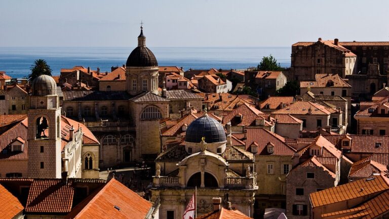 Opuštěný hotel na luxusní adrese v Dubrovníku