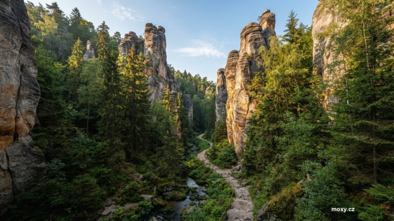 Piskovcove veze a uzka souteska ve skalnim meste