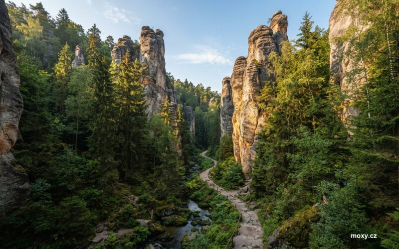 Piskovcove veze a uzka souteska ve skalnim meste