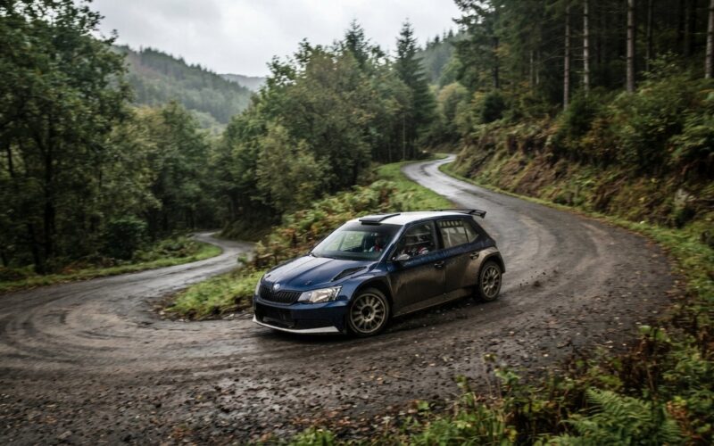 Zavodni automobil v zatacce na lesni asfaltce
