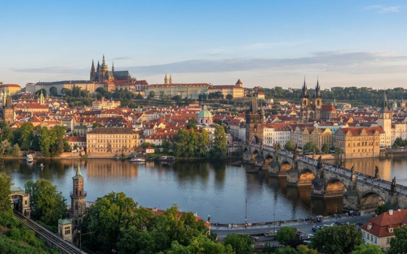 Panorama historickeho mesta s hradem nad rekou