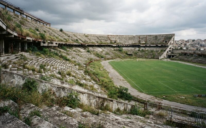 Rozlehla betonova tribuna stareho stadionu