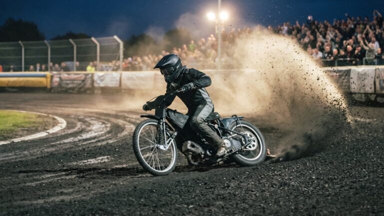 Plochodrazni motocykl ve smyku v zatacce