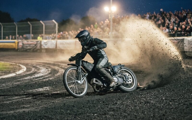 Plochodrazni motocykl ve smyku v zatacce